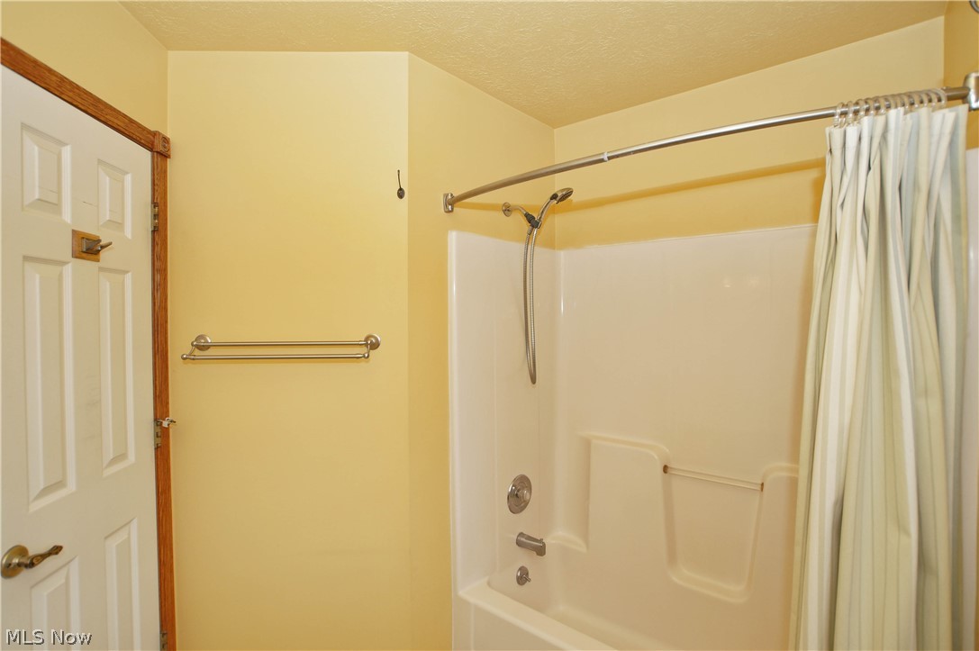 2776 Work Road Ravenna, OH 44266 - Photo 21 of 35 Master shower/tub combo.
