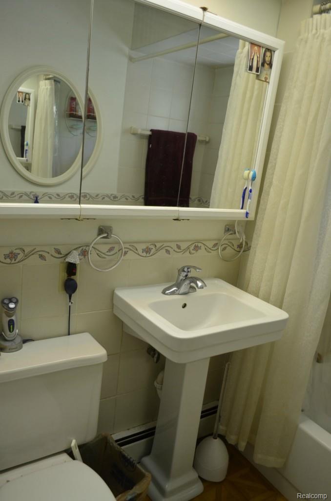 7034 Ridgewood Road Clarkston, MI 48346 - Photo 27 of 50 Bathroom.jpg