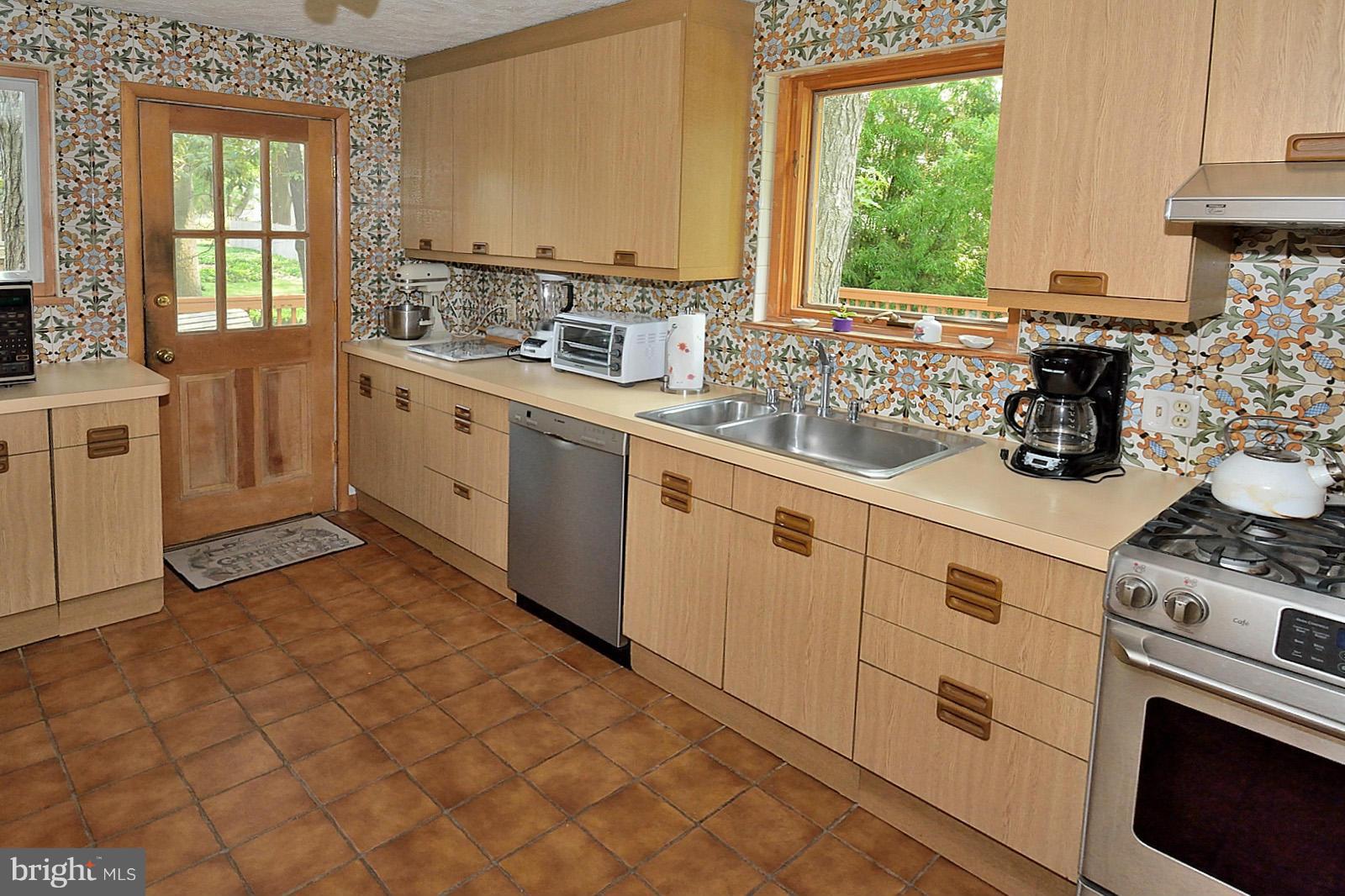 8020 Washington Road Alexandria, VA 22308 - Photo 3 of 20 Kitchen
