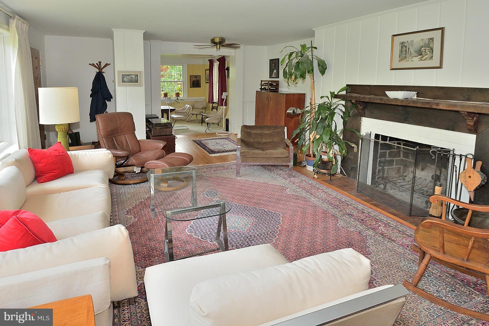 8020 Washington Road Alexandria, VA 22308 - Photo 8 of 20 Living Room