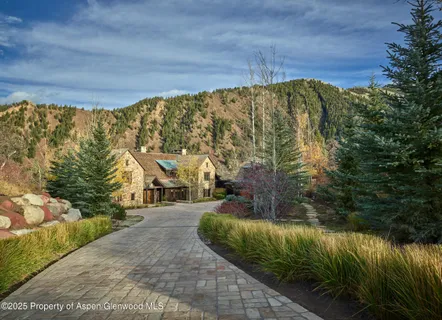 a view of a back yard