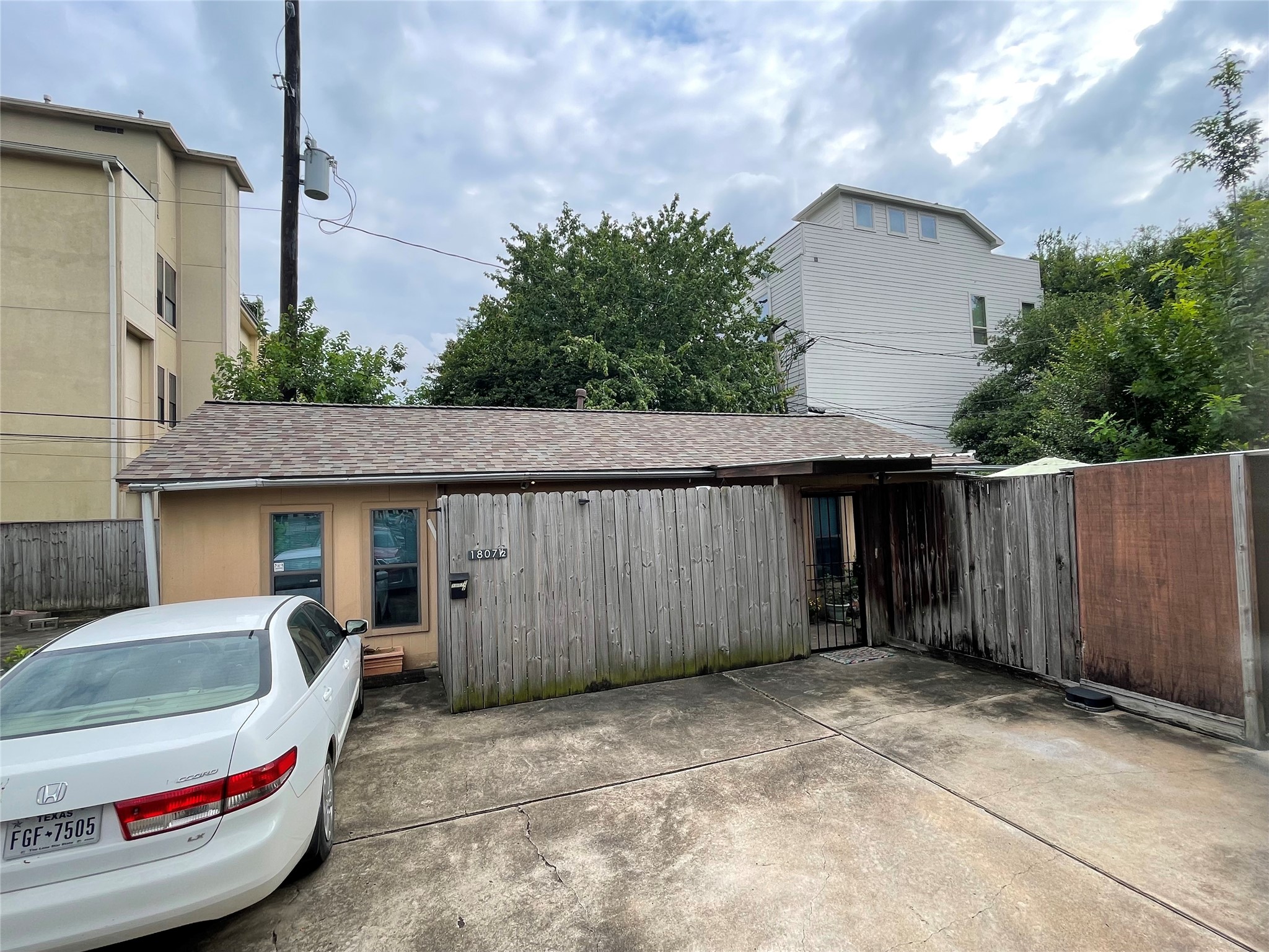 1805 Sul Ross Street Houston, TX 77098 - Photo 12 of 21 a view of a car garage