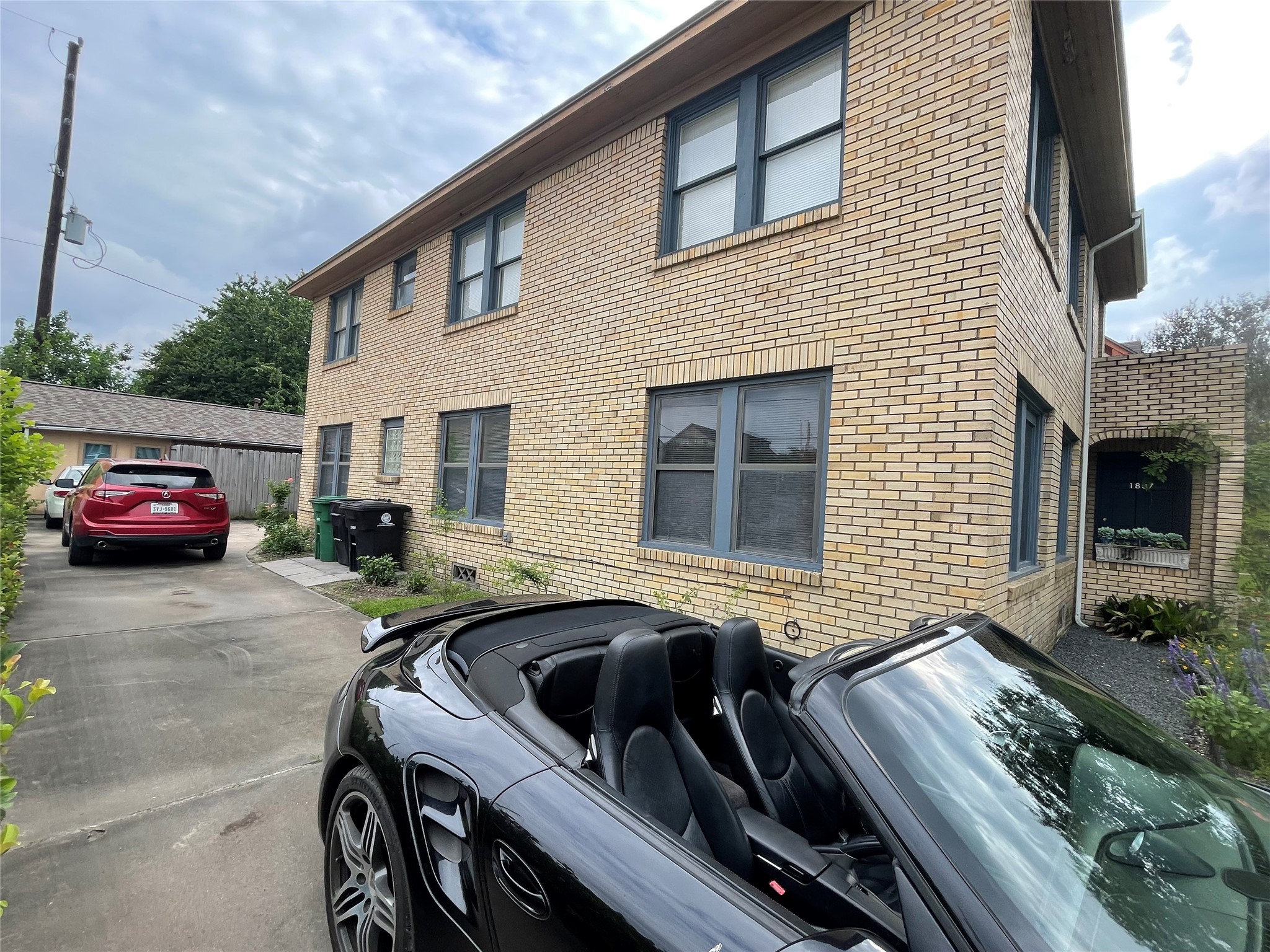1805 Sul Ross Street Houston, TX 77098 - Photo 13 of 21 a couple of cars parked in front of a house