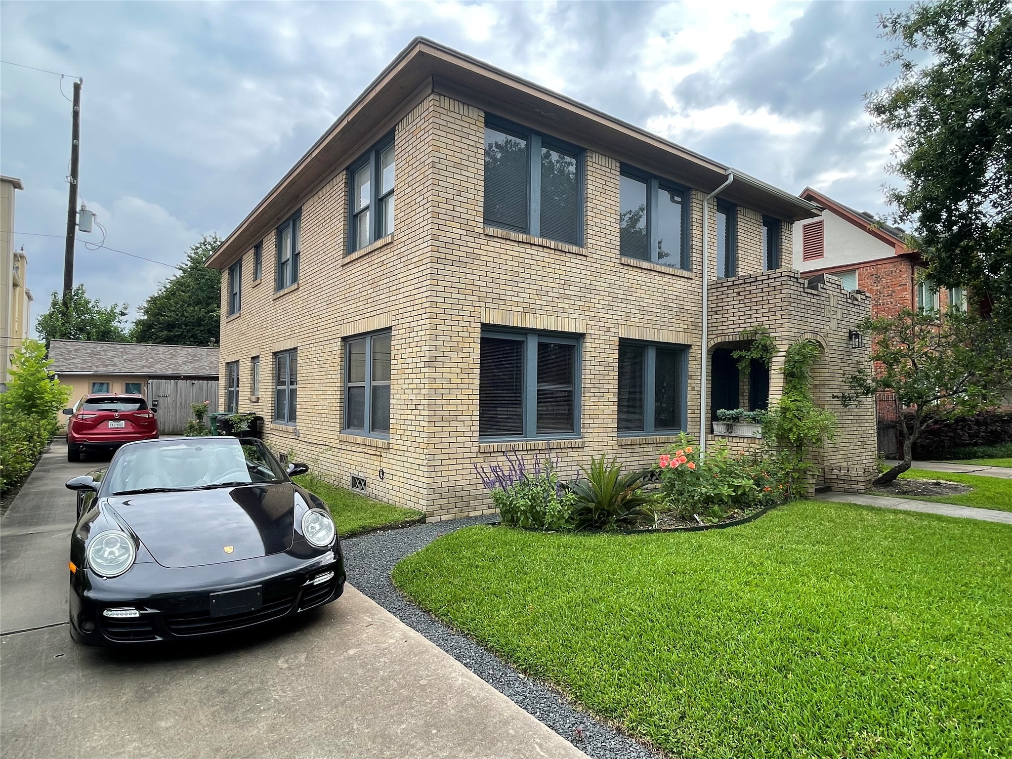 1805 Sul Ross Street Houston, TX 77098 - Photo 14 of 21 front view of a house with a yard