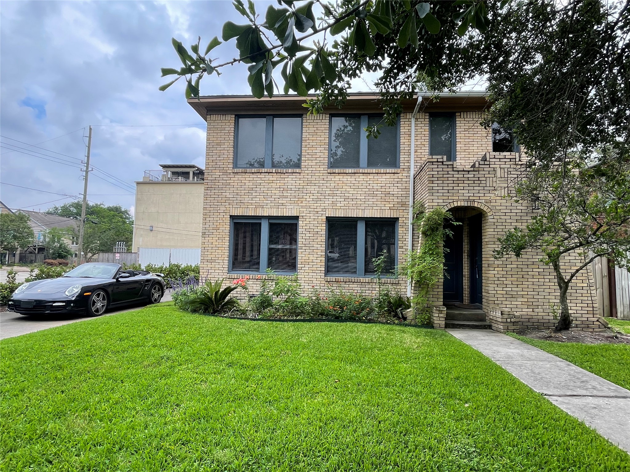 1805 Sul Ross Street Houston, TX 77098 - Photo 16 of 21 a front view of a house with garden