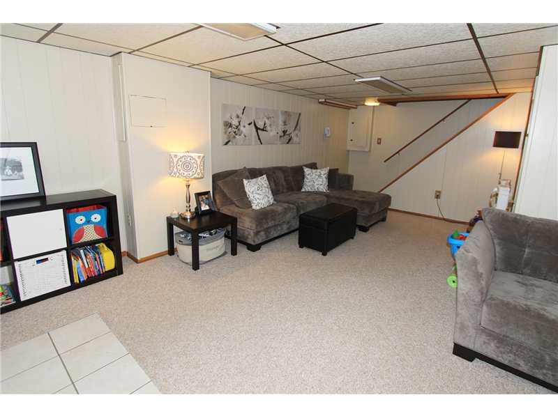 5211 Ranchview Drive Baldwin, PA 15236 - Photo 9 of 12 Family Room.