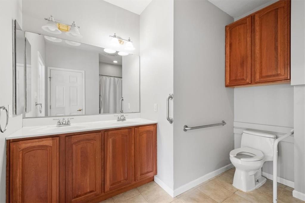 125 Park Place McKees Rocks, PA 15136 - Photo 22 of 44 a bathroom with a sink a toilet and mirror