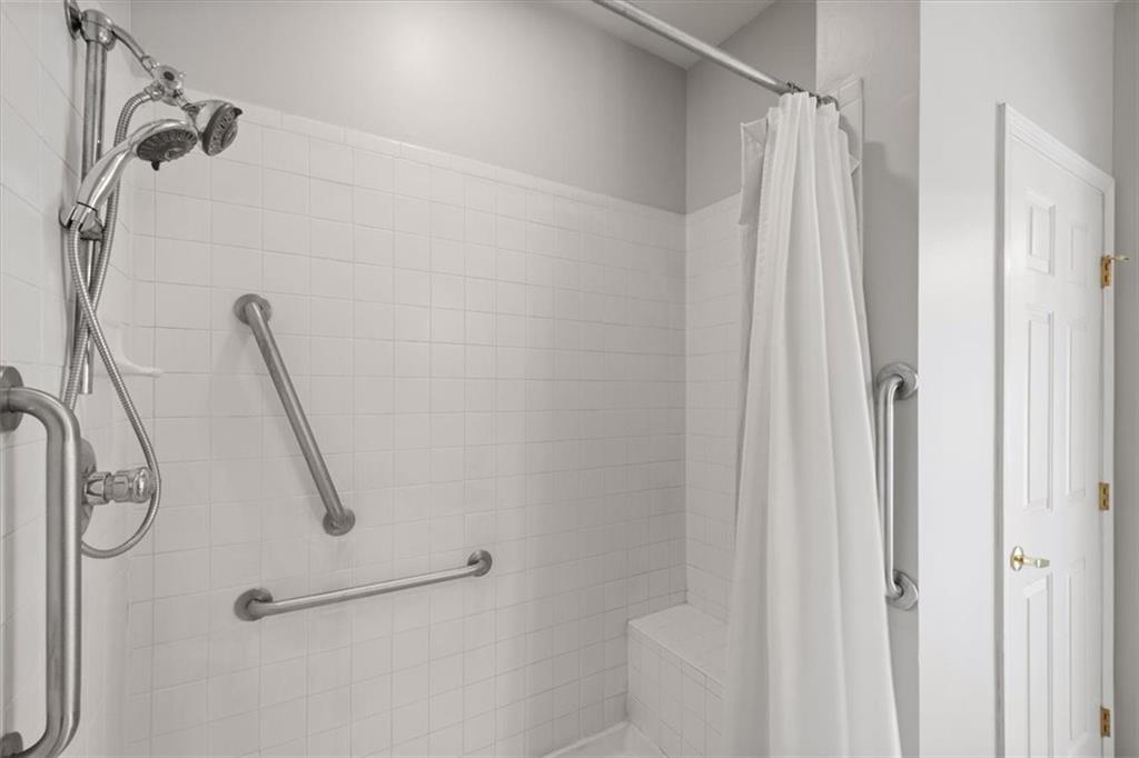 125 Park Place McKees Rocks, PA 15136 - Photo 23 of 44 a bathroom with a shower