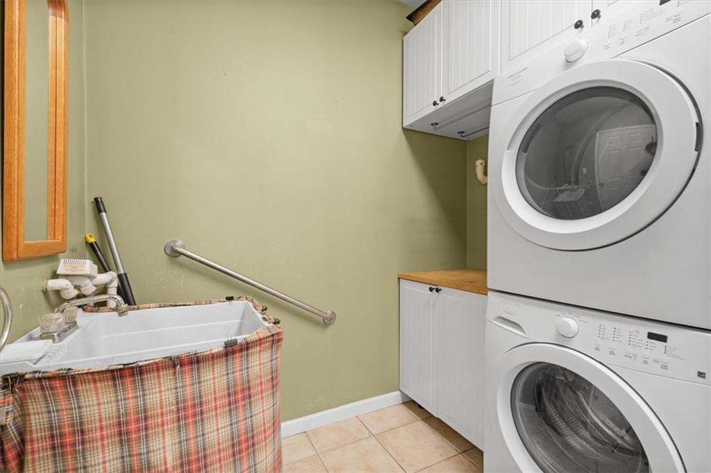125 Park Place McKees Rocks, PA 15136 - Photo 26 of 44 a utility room with dryer and washer