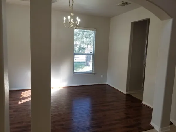 a view of entryway with door