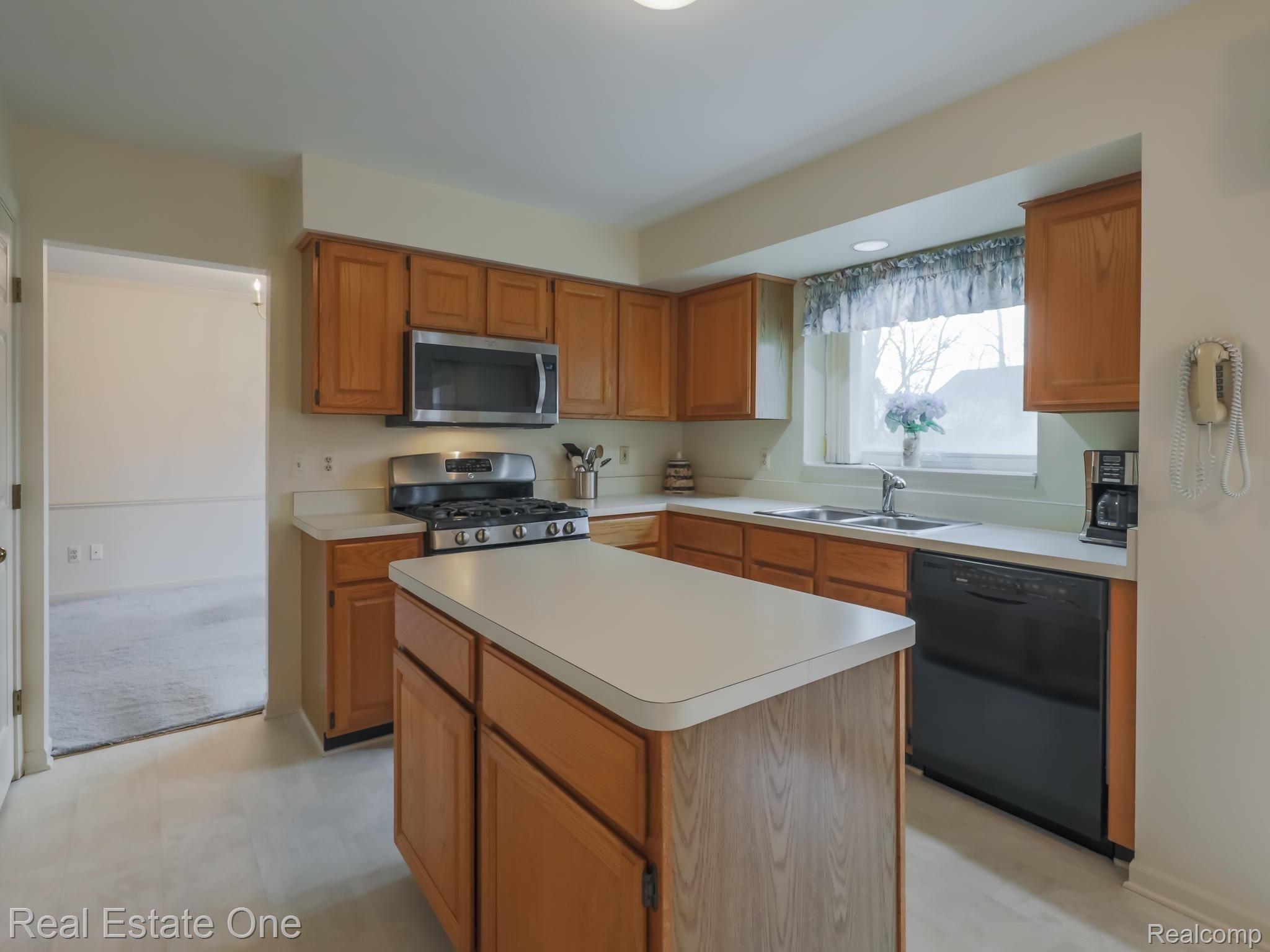 47039 Hanford Road Canton, MI 48187 - Photo 9 of 33 10-Hanford.jpg
