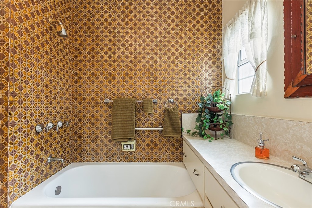 1001 West 134th Street Compton, CA 90222 - Photo 27 of 44 a bathroom with a bathtub and sink
