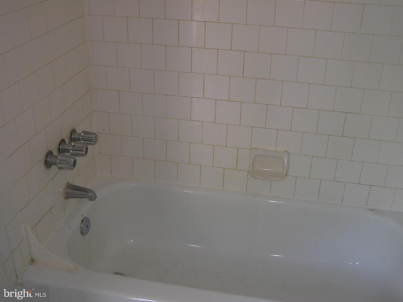 622 Dover Street Baltimore, MD 21230 - Photo 11 of 17 Bath