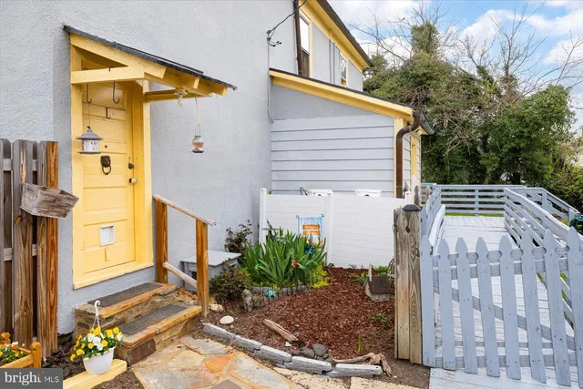 a view of a house with backyard
