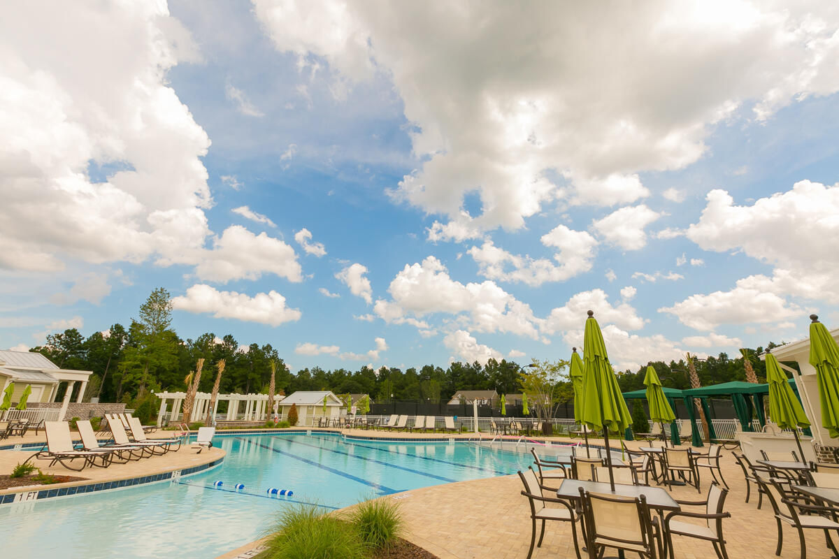 Cresswinds-Clubhouse-Pool