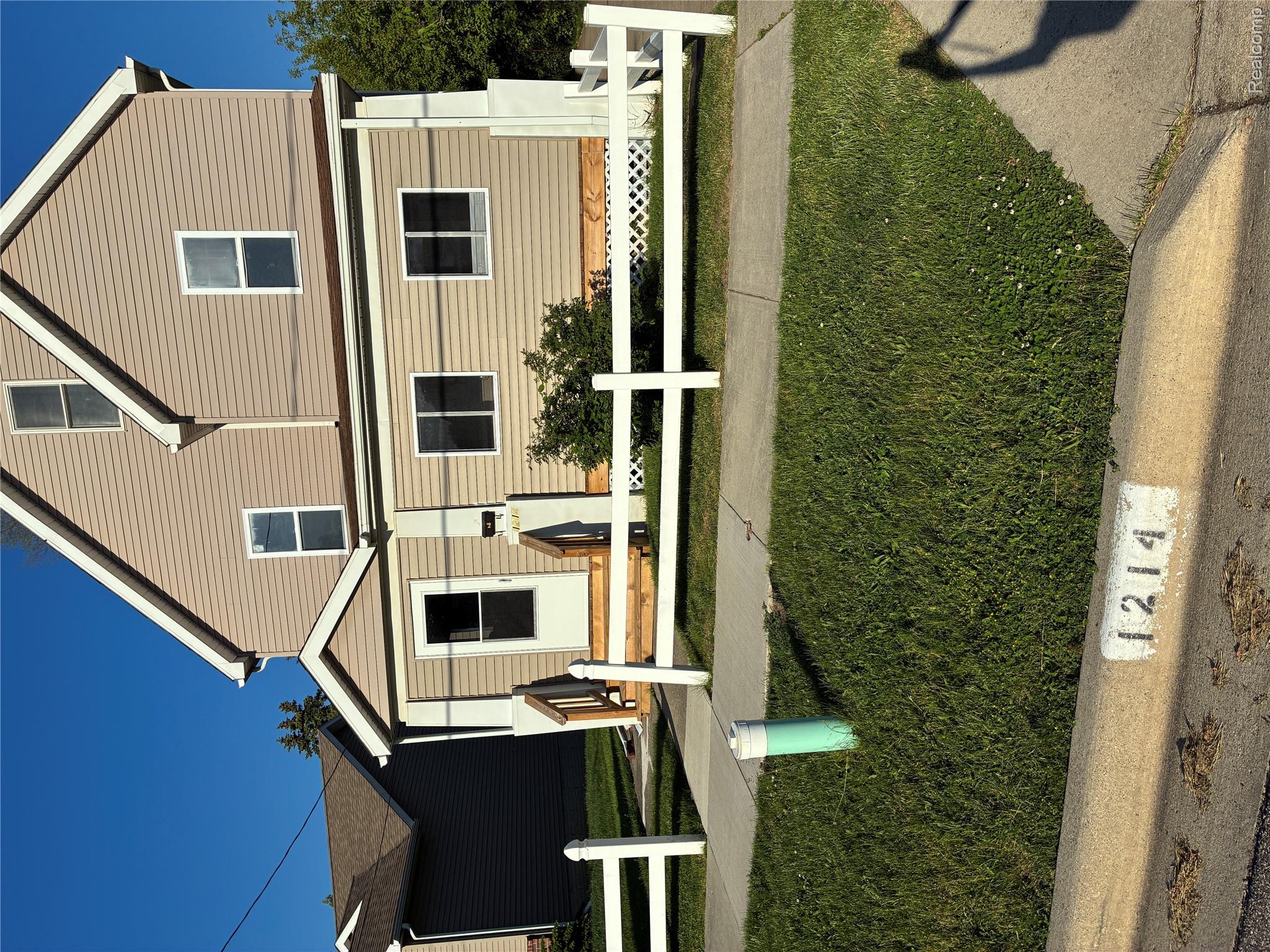 1214 Root Street Flint, MI 48503 - Photo 1 of 34 IMG_7257.JPG