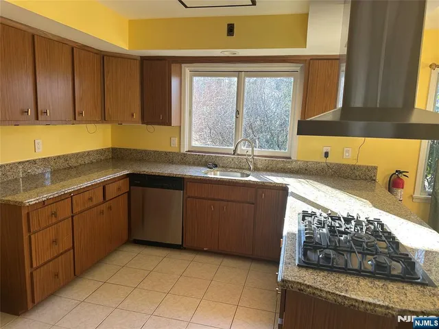 $6,000 | 24 Drake Lane, Upper Saddle River, NJ 07458