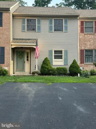 a house view with backyard space