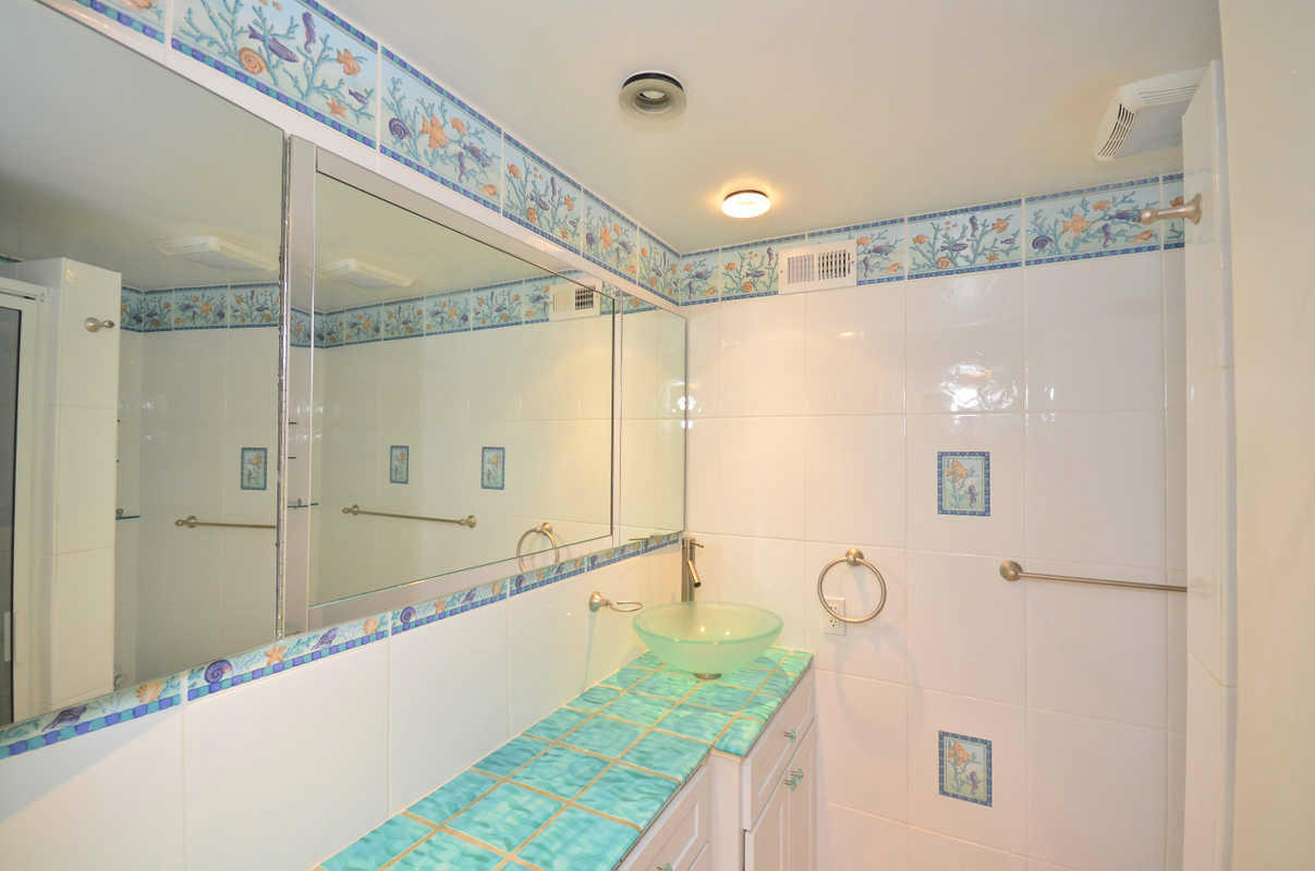 1501 South Ocean Boulevard, Unit P3 Boca Raton, FL 33432 - Photo 8 of 18 Berkeley Square Guest Bath
