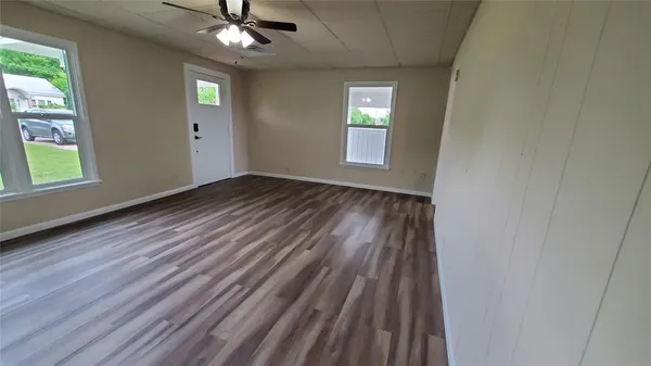 $1,700 | 1237 South Waco Street, Van Alstyne, TX 75495