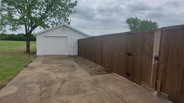 $1,700 | 1237 South Waco Street, Van Alstyne, TX 75495