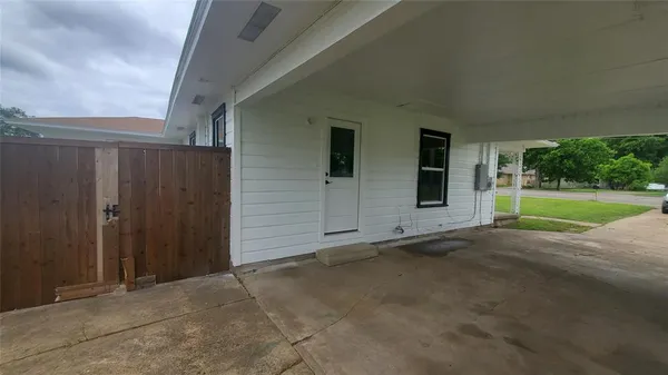 $1,700 | 1237 South Waco Street, Van Alstyne, TX 75495