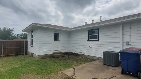 $1,700 | 1237 South Waco Street, Van Alstyne, TX 75495