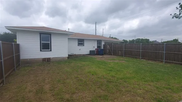 $1,700 | 1237 South Waco Street, Van Alstyne, TX 75495
