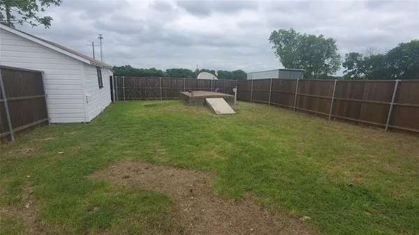 $1,700 | 1237 South Waco Street, Van Alstyne, TX 75495