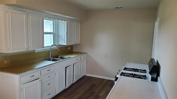 $1,700 | 1237 South Waco Street, Van Alstyne, TX 75495