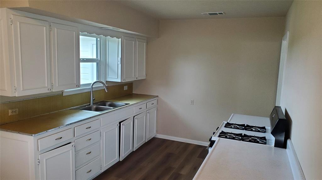 1237 South Waco Street Van Alstyne, TX 75495 - Photo 2 of 18