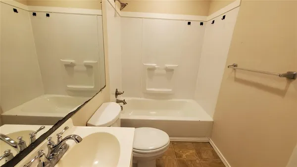 $1,700 | 1237 South Waco Street, Van Alstyne, TX 75495