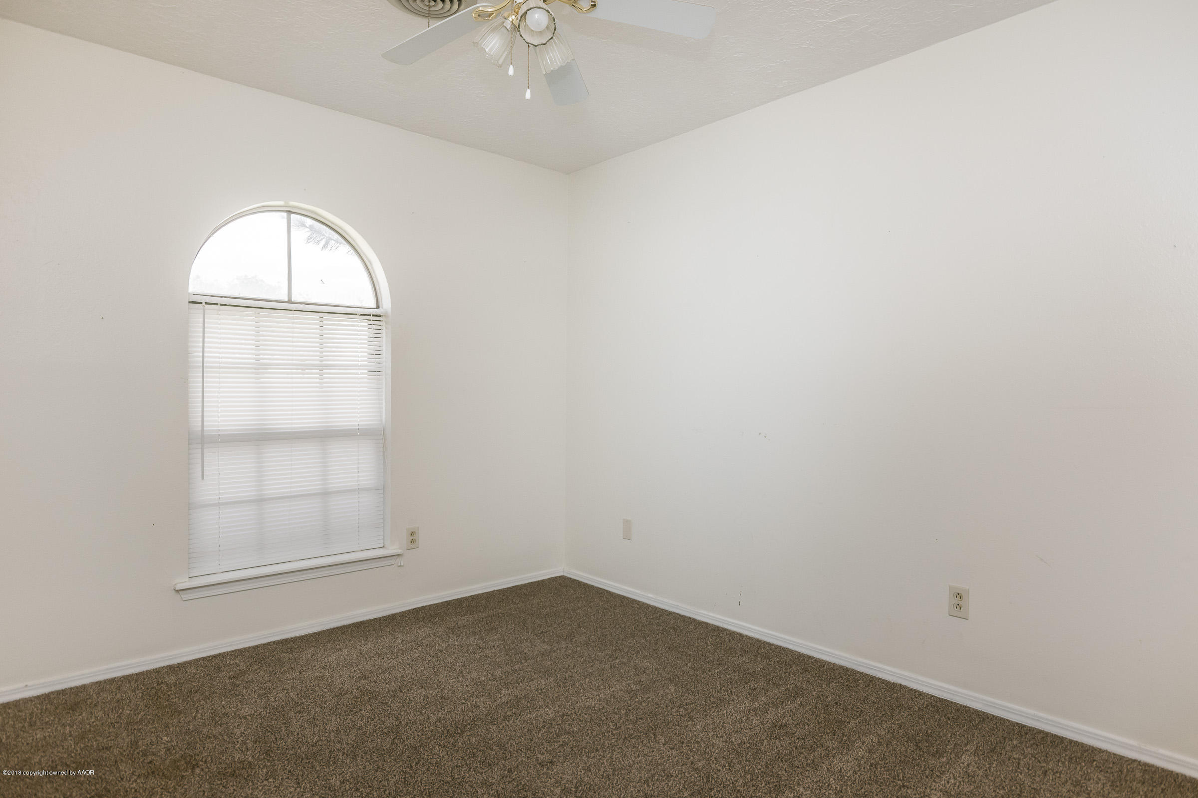 5340 Whitney Lane Amarillo, TX 79110 - Photo 10 of 14 an empty room with windows and closet