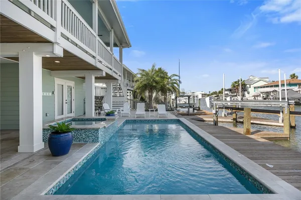 a view of lobby with livingroom