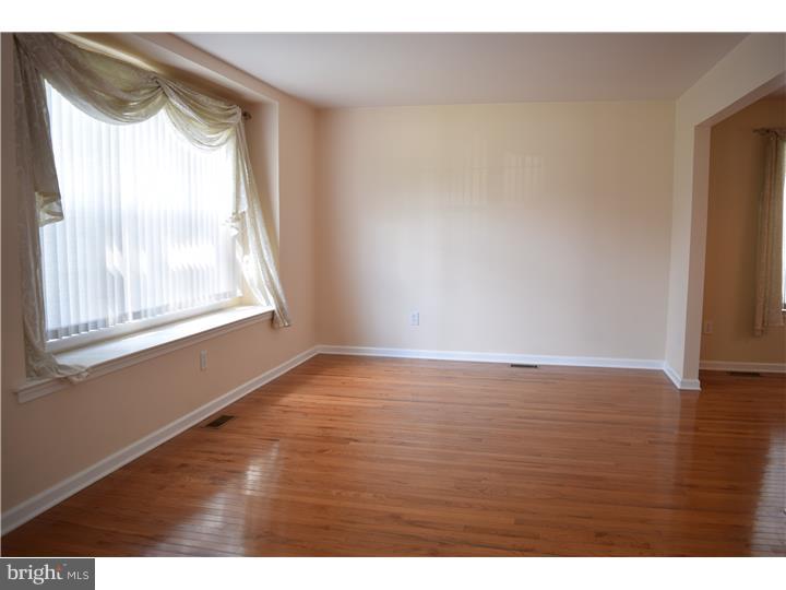 979 Honeysuckle Road Williamstown, NJ 08094 - Photo 4 of 25 Gallery Image 4