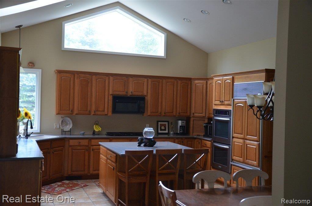 60630 Pennington Way Rochester, MI 48306 - Photo 7 of 29 Cathedral Ceiling