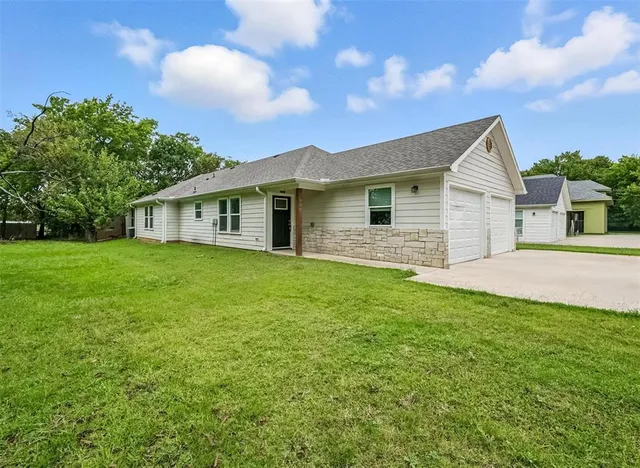 $1,325 | 910 North Throckmorton Street, Unit 914, Sherman, TX 75090