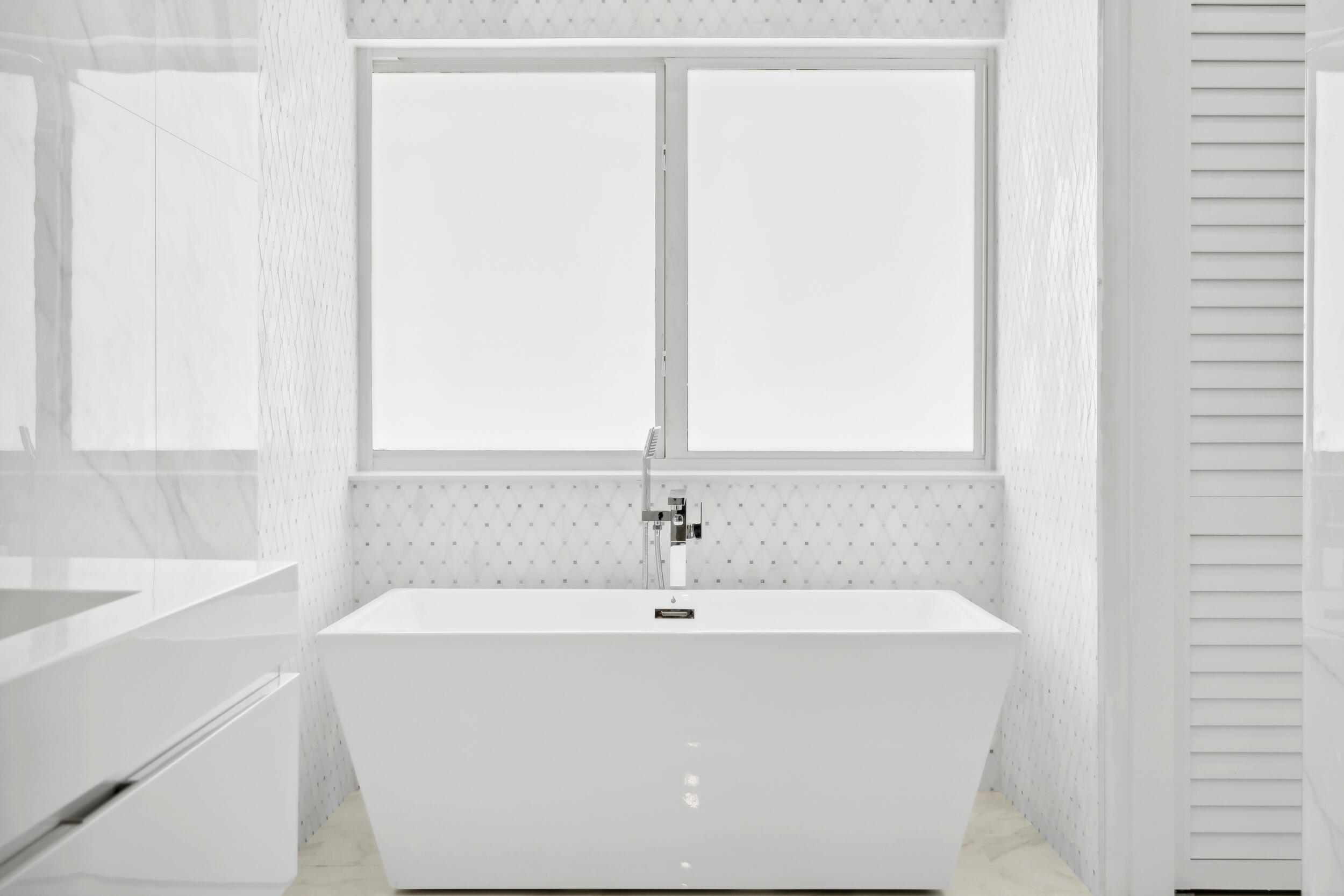 238 Atlantic Boulevard Key Largo, FL 33037 - Photo 52 of 104 a bathroom with a bathtub