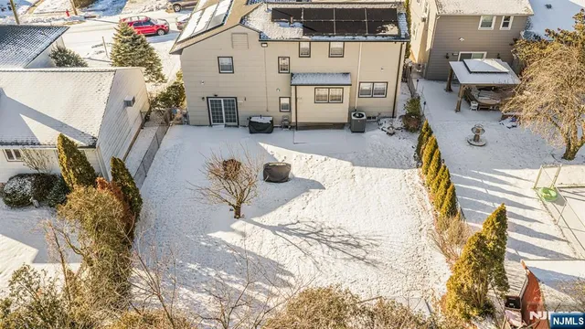 a view of backyard of the house