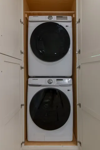 a close up view of a washer and dryer