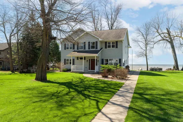 $1,057,500 | W6537 Firelane 8, Menasha, WI 54952