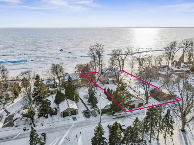 $1,089,000 | W6537 Firelane 8, Menasha, WI 54952