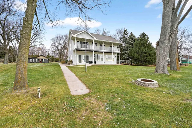 $1,089,000 | W6537 Firelane 8, Menasha, WI 54952