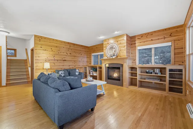 $1,089,000 | W6537 Firelane 8, Menasha, WI 54952