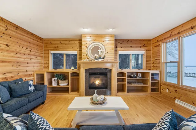 $1,089,000 | W6537 Firelane 8, Menasha, WI 54952