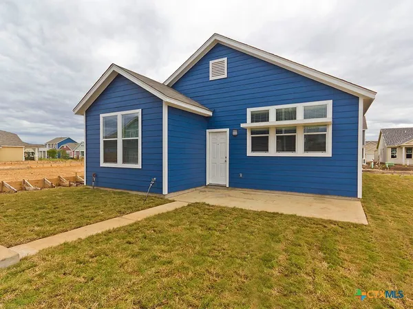 a view of a house with backyard