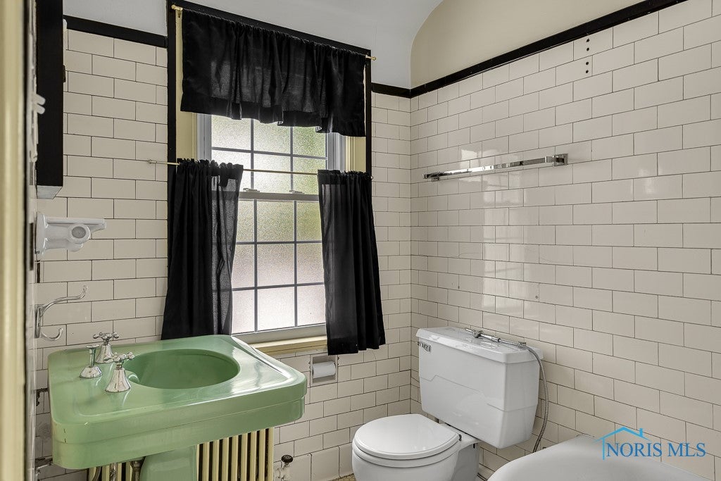 3327 Pelham Road Toledo, OH 43606 - Photo 34 of 42 Full Bath 3