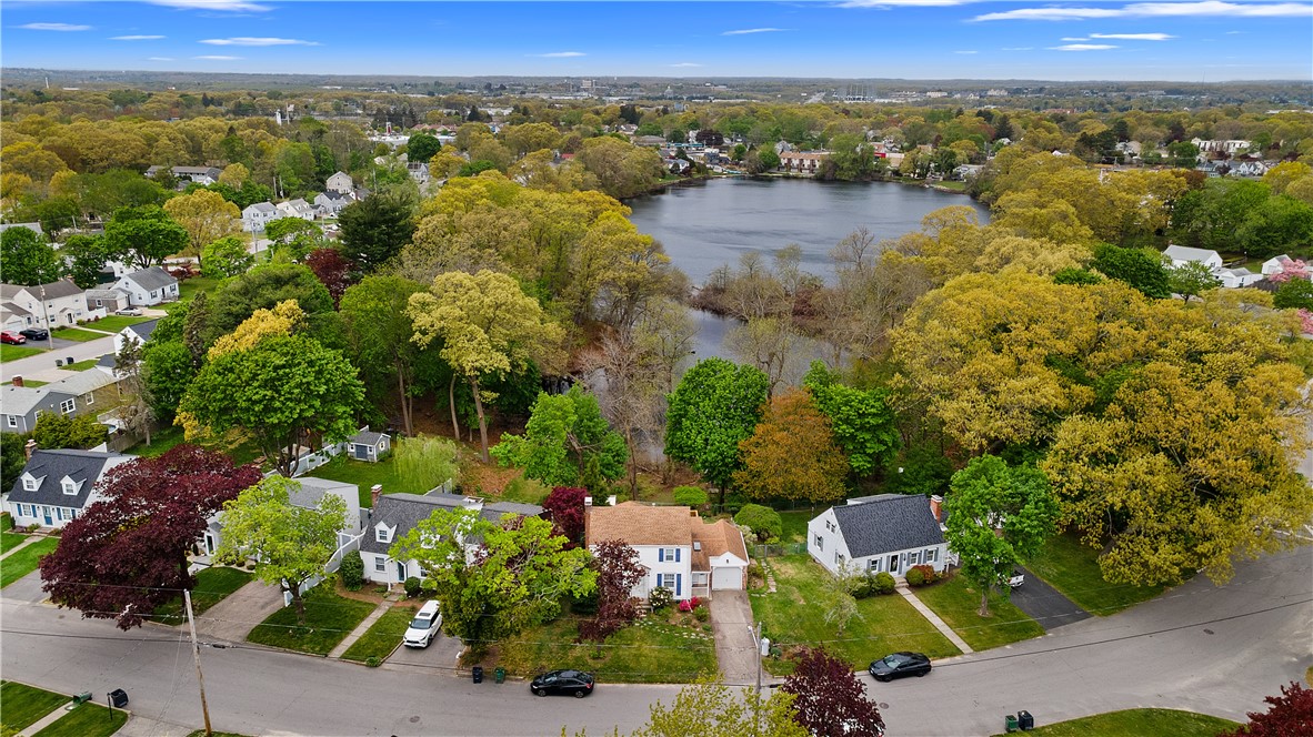 145 Massasoit Drive Warwick, RI 02888 - Photo 3 of 50