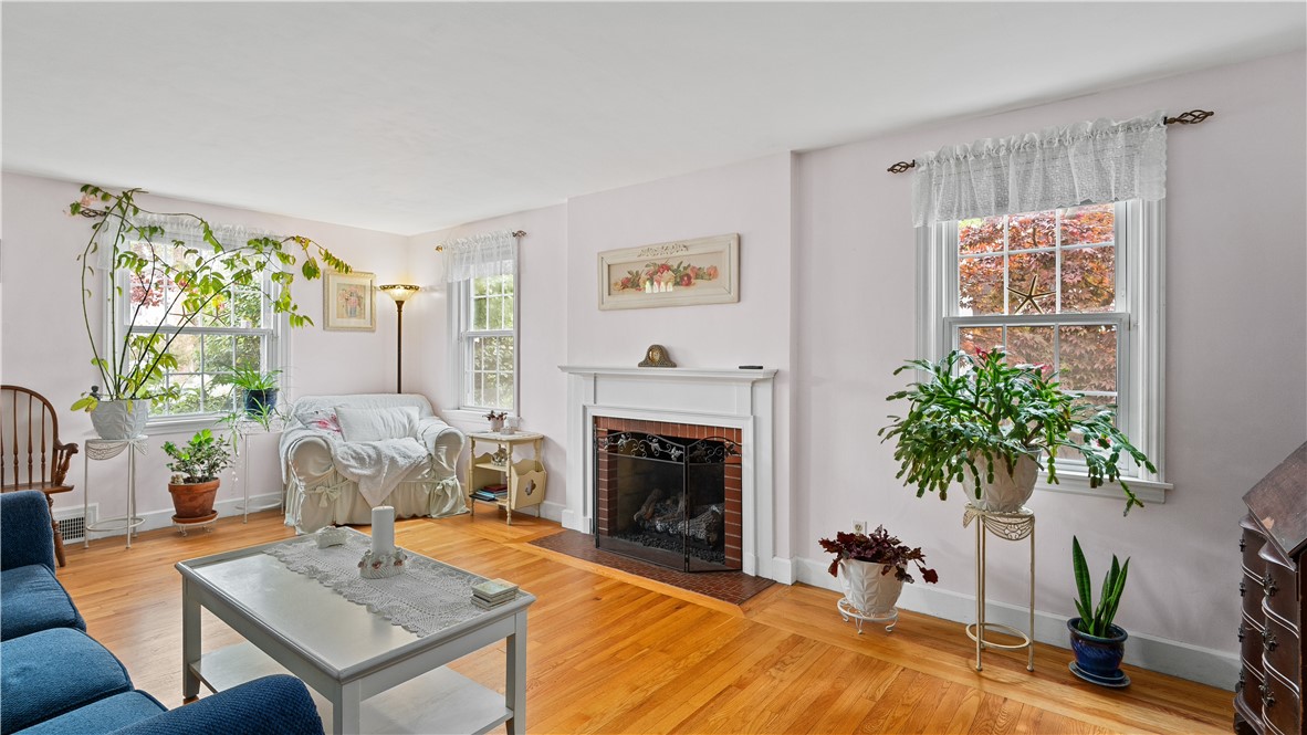 145 Massasoit Drive Warwick, RI 02888 - Photo 9 of 50