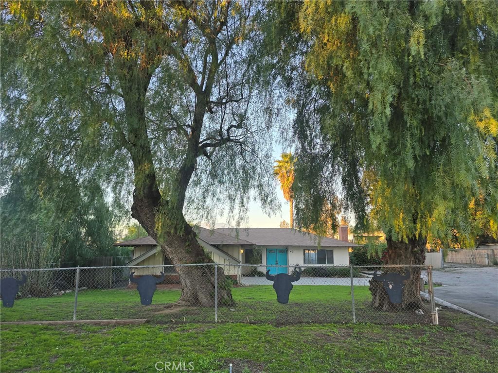 a view of a house with a backyard